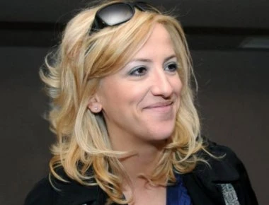 Το ατυχές μήνυμα της Δούρου με το μωρό στο νιπτήρα που δίχασε το Twitter (φωτο)